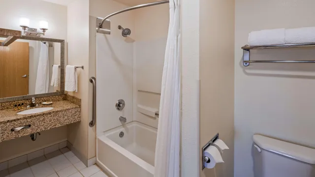 Room, Queen Bed, Accessible, Best Western Plus Peoria 6/6