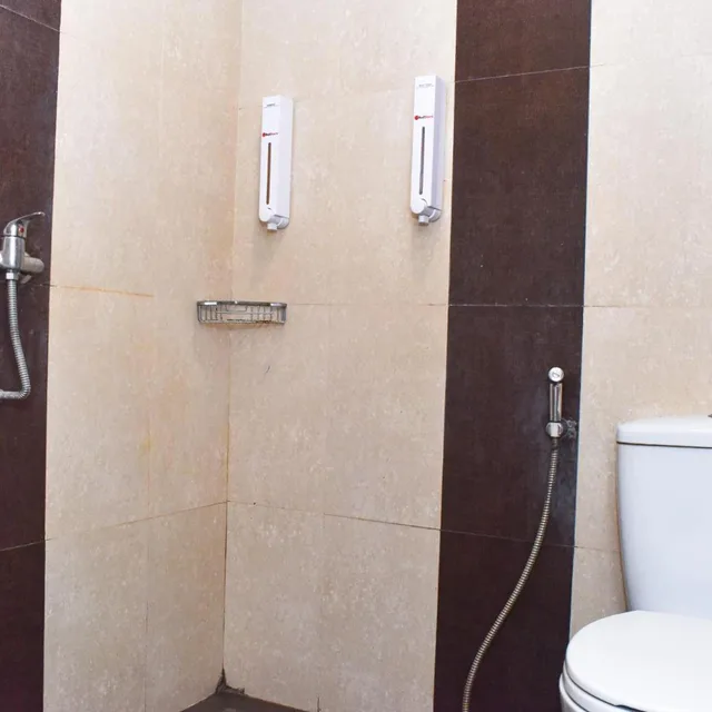 غرفة ديلوكس بسريرين منفصلين، RedDoorz Plus near Sultan Hasanuddin Airport 4/4