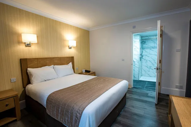 غرفة بسريرين منفصلين مع أريكة بمطبخ صغير لذوي الإعاقة، Best Western Manor Hotel 2/3