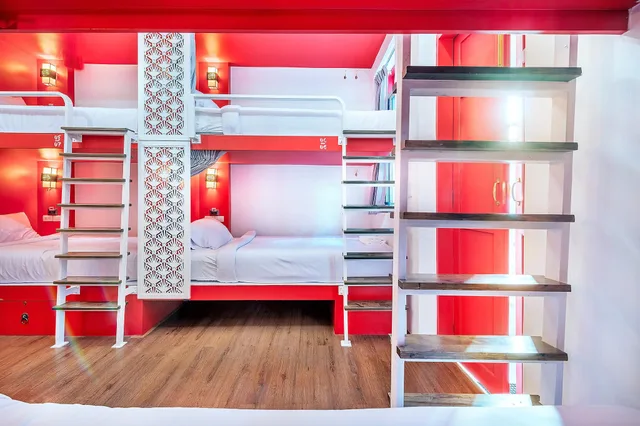 Private, 8 People, 4 Bunk Beds, Shared Bathroom، Ama Hostel Bangkok 1/2