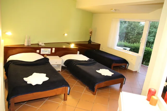 Room, Triple, 1 Double and 1 Single Bed, Garden View, Mediterranean Blue 4/8