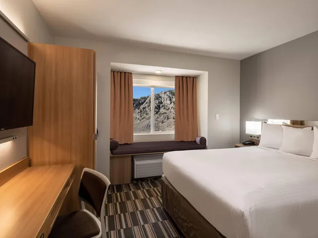 غرفة بسرير كوين، Microtel Inn and Suites by Wyndham Georgetown Lake 1/3