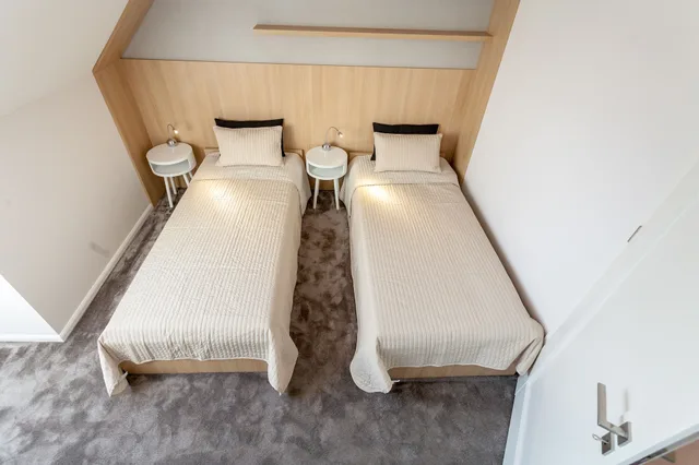 شقة ديلوكس بسريرين منفصلين بشرفة بغرفتي نوم مع أريكة، Grano Apartments 6/10