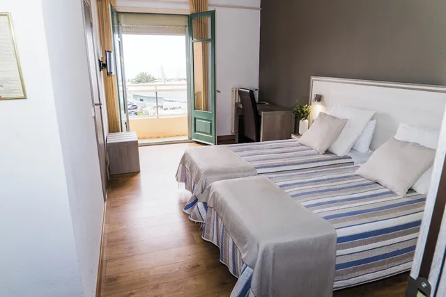 غرفة ديلوكس بسرير كوين بإطلالة على البحر بشرفة، Hotel Planas 3/9