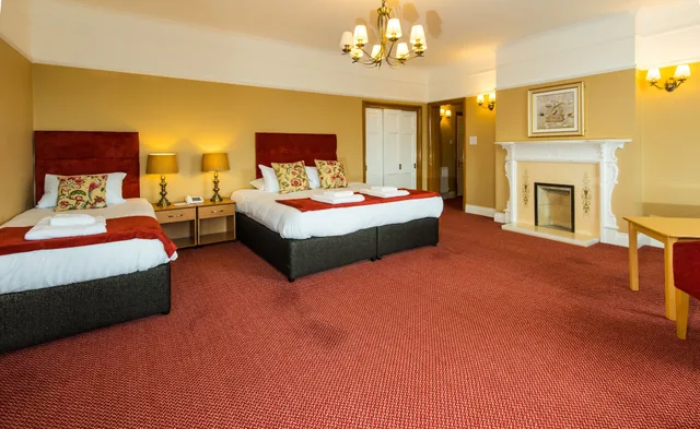غرفة كلوب عائلية بسرير مزدوج وسريرين منفصلين، Cliffden Hotel 4/8
