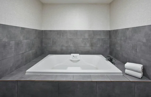 غرفة بسرير كينج بحوض جاكوزي، Hampton Inn Cincinnati Northwest Fairfield 2/3