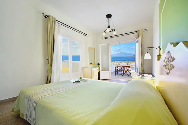 غرفة سوبيريور بسرير مزدوج بإطلالة على البحر بشرفة مع أريكة، Pelican Town Hotel 1/3