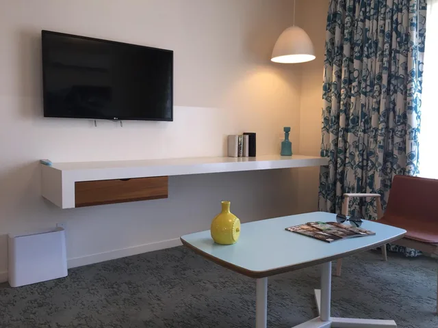 جناح رومانسي، Beverly Laurel Hotel 1/2