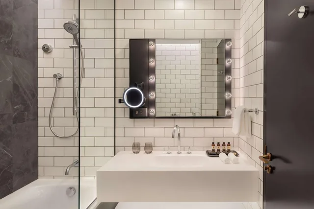 غرفة متصلة عائلية بسرير كينج وسريرين مزدوجين، The WB Abu Dhabi, Curio Collection by Hilton 8/10
