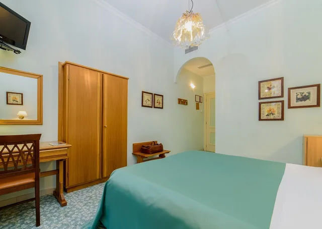 غرفة مفردة بإطلالة جزئية على البحر، Hotel La Bussola 2/4