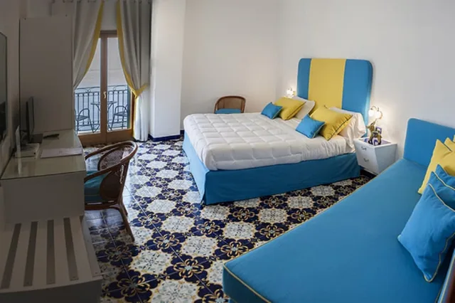 غرفة كومفورت بسرير كوين بإطلالة على البحر مع أريكة، Hotel Cetus 3/4