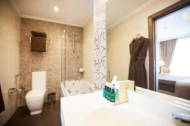 1 Bedroom, Executive, Suite, King Bed, Sofa, Chinar Hotel & Spa 3/4