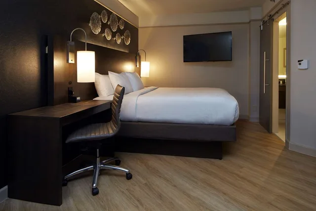 استوديو ركني بسرير كينج، Embassy Suites by Hilton Atlanta Galleria 1/2
