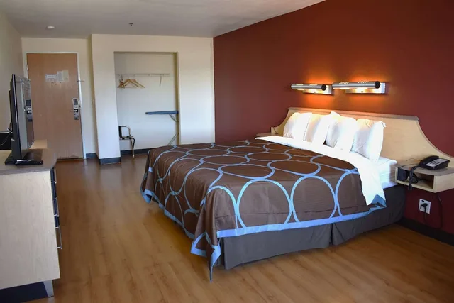 غرفة بسرير كينج لذوي الإعاقة، Super 8 by Wyndham New Braunfels I-35 2/4