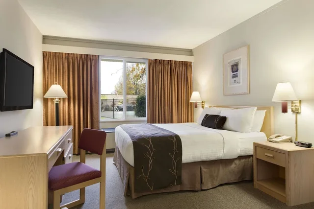 Standard, Queen Bed, Days Inn by Wyndham Victoria Airport Sidney 2/5