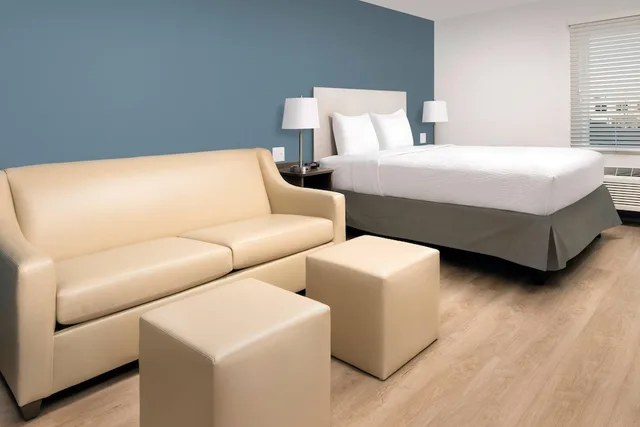 غرفة قياسية مفردة بسرير كوين مع أريكة، WoodSpring Suites Chicago Tinley Park 4/6