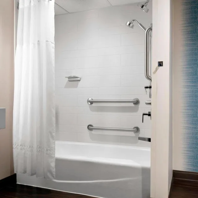 غرفة بسرير كينج بحوض استحمام لذوي الإعاقة، Des Moines Marriott Downtown 6/8