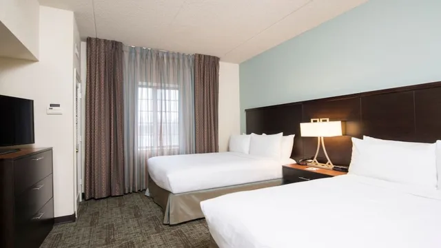 جناح بسرير كينج وسريرين كوين بغرفتي نوم مع أريكة بمطبخ، Staybridge Suites Charlotte Airport Area Tyvola An Ihg Hotel 1/2
