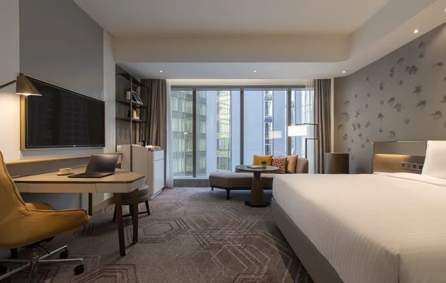 غرفة بريميوم بسرير كينج في طابق مرتفع، Crowne Plaza Kuala Lumpur City Centre 3/6
