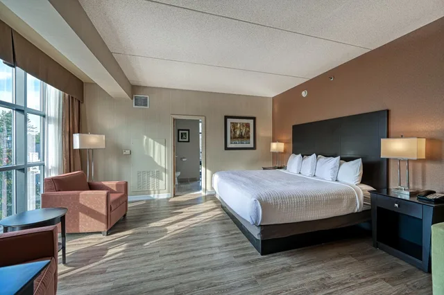 غرفة كبيرة بسرير كينج مع أريكة، Perth Parkside Inn & Spa, BW Premier Collection 5/10