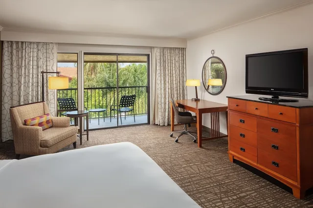 غرفة بسرير كينج بإطلالة على المسبح، DoubleTree by Hilton Hotel Ontario Airport 2/3