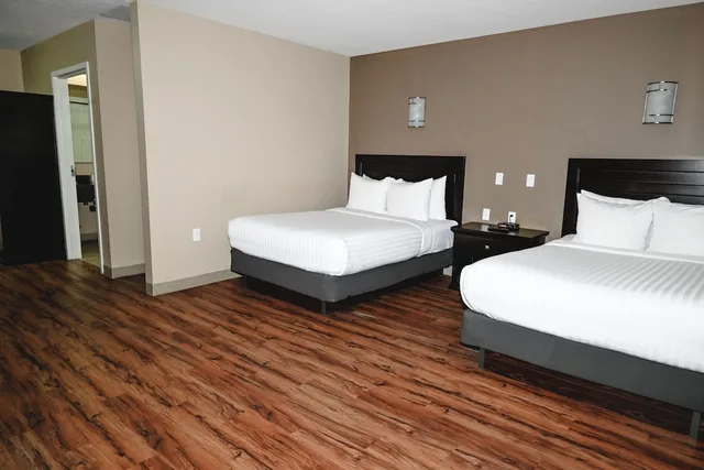 غرفة قياسية بسريرين مزدوجين لذوي الإعاقة، Quality Hotel & Conference Centre Peace River 1/3