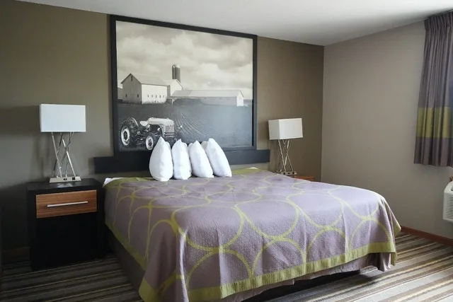 Senior, Single, Queen Bed, Accessible، Super 8 by Wyndham Watseka 1/2