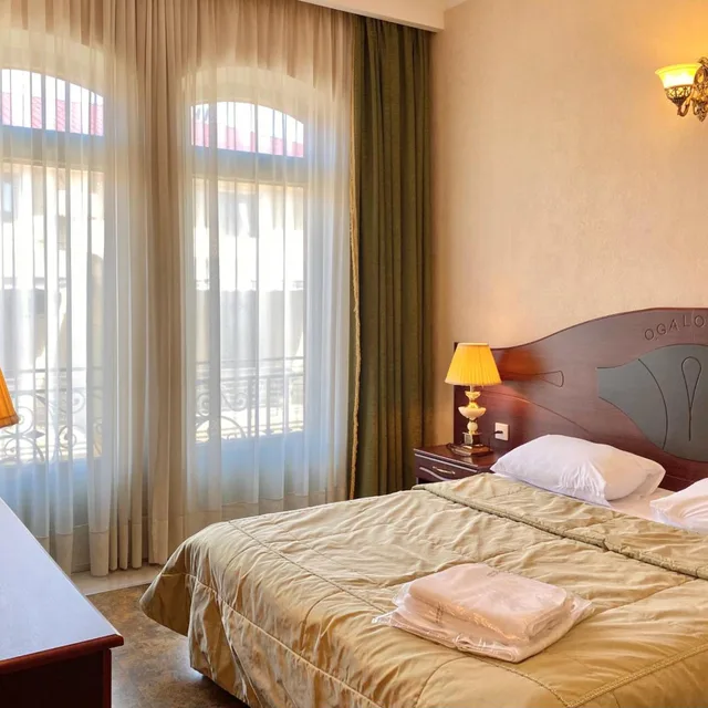 جناح في الملحق، Hotel O. Galogre 1/6