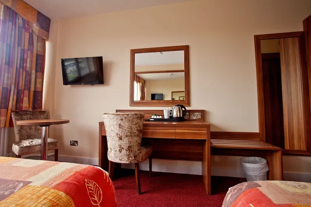 غرفة قياسية بسريرين منفصلين، West County Hotel 2/5