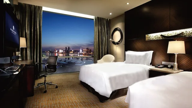 غرفة كلاسيكية بسريرين مزدوجين بإطلالة على البحر مع دخول صالة النادي، INTERCONTINENTAL QINGDAO 2/7
