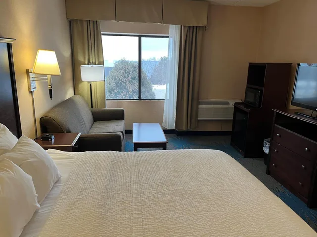 غرفة بسرير كينج مع أريكة، Days Inn by Wyndham Duluth Lakewalk 3/5