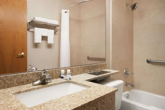 غرفة قياسية بسرير كوين، Microtel Inn Suites By Wyndham Albany Airport 8/9