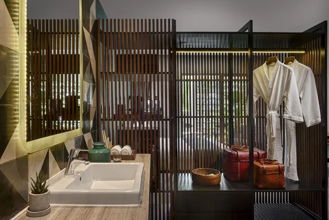 غرفة سوبيريور بإطلالة على المسبح بشرفة، Baitong Hotel And Resort Phnom Penh 4/4