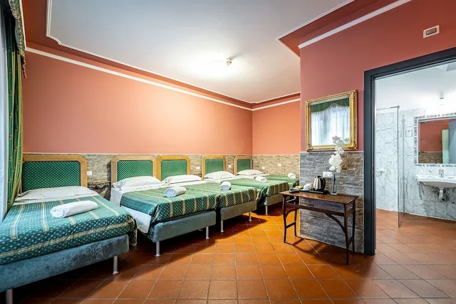 Family, 1 Double and 3 Single Beds، Panama 1/8