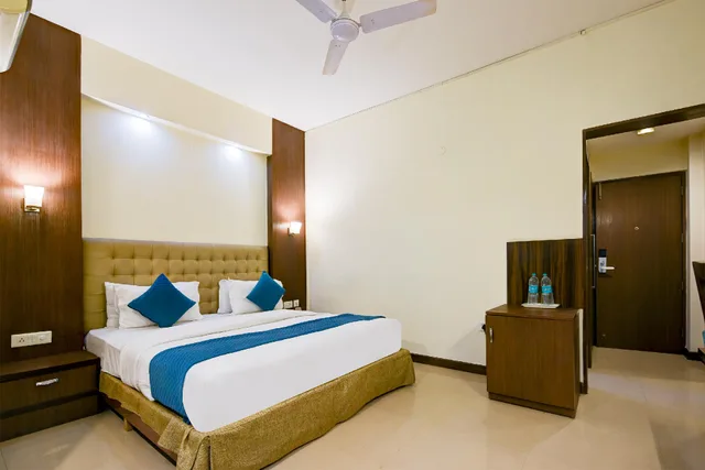 غرفة تنفيذية بسرير كينج وسريرين منفصلين، The Pamposh New Delhi 1/2