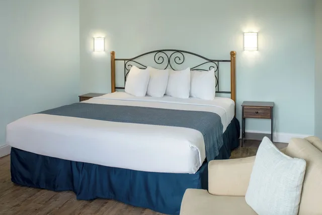 Standard, King Bed, Beachview Inn Clearwater Beach 3/6