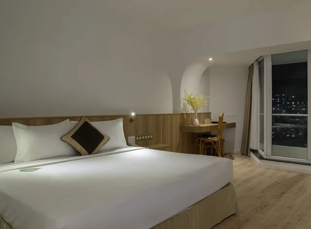 غرفة ديلوكس بسريرين منفصلين بشرفة بإطلالة جزئية على البحر، GREEN WORLD HOTEL NHA TRANG 3/10
