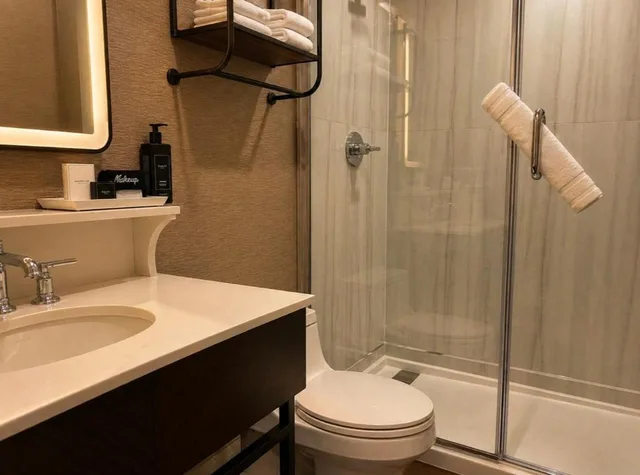 غرفة بسرير كوين بإطلالة على الحديقة، Chateau Grande Hotel 2/3