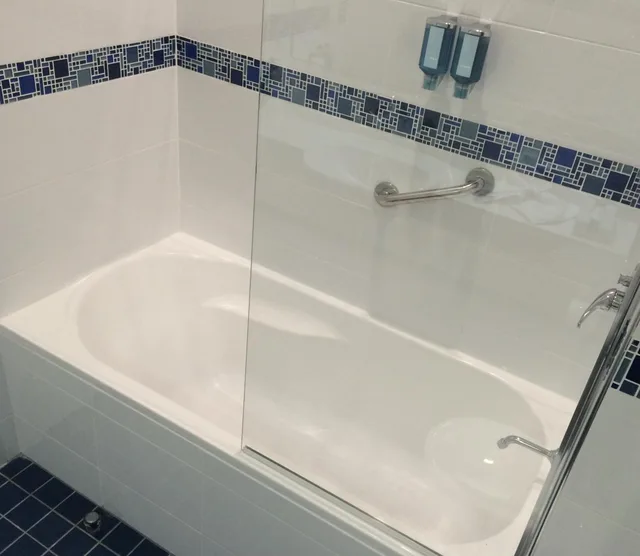 غرفة بزنس بسرير كوين بحوض استحمام، Madison Plaza Townsville 2/2