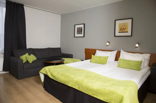 غرفة قياسية بسرير كوين مع أريكة بحوض استحمام، Best Western Hotell Ett 1/7