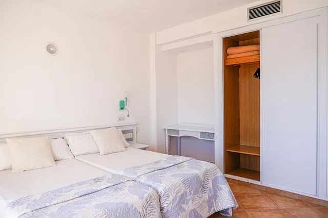 غرفة بسريرين منفصلين بشرفة، Rosamar Ibiza Hotel 1/5