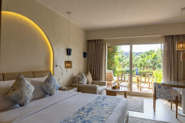 غرفة ديلوكس بسرير كينج وسرير فردي بإطلالة جزئية على البحر، Fort Arabesque Beach Resort 1/4