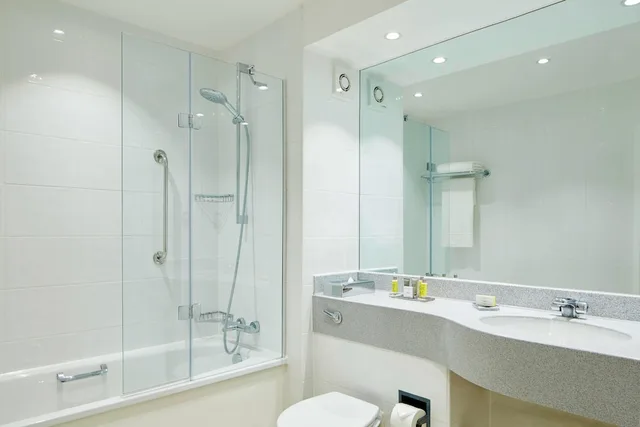 Deluxe, King Bed, Sofa, Delta Hotels by Marriott Manchester Airport 6/8