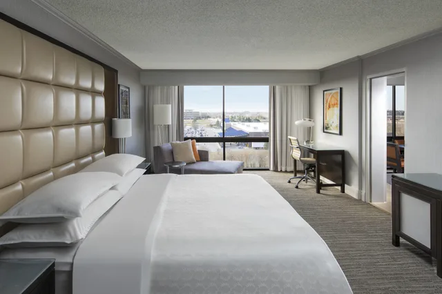 جناح بسرير كينج بغرفة نوم واحدة مع أريكة، Sheraton West Des Moines Hotel 4/8