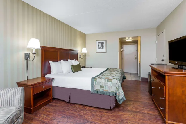 غرفة قياسية بسرير كينج للمدخنين، Days Inn by Wyndham Westminster, MD 1/2