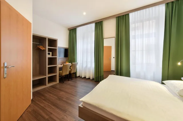 غرفة بسرير كوين، Lucia Hotel 1/10