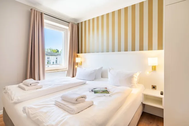 شقة بسرير مزدوج بإطلالة على البحر بغرفة نوم واحدة مع أريكة، SEETELHOTEL Ostseeresidenz Ahlbeck 1/8