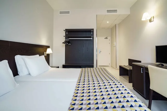 Room, Murphy Bed, Queen Bed, with Extra Bed، Dorma Malaga Museos 1/8
