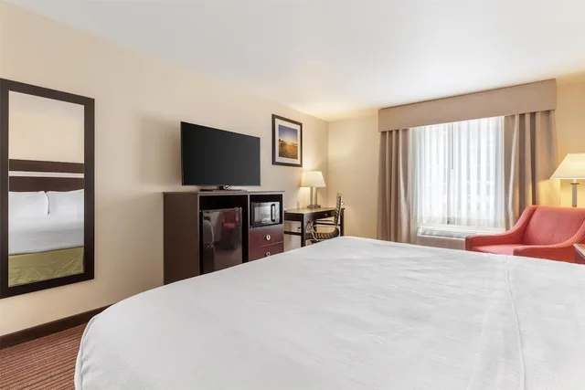 غرفة قياسية بسرير كينج، Best Western Parsons Inn 1/7
