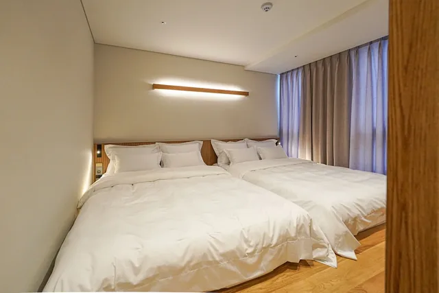 جناح عائلي بسرير كينج وسريرين كوين، Hotel Ground 27 1/9